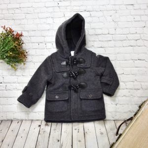 Saco gris con capucha